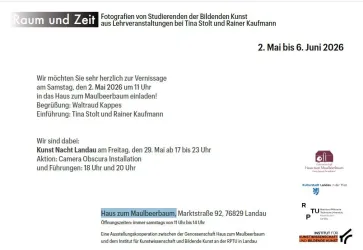 Eine Einladung zur Vernissage einer Ausstellung mit Fotografien von Studierenden der Bildenden Kunst. Die Veranstaltung findet im Haus zum Maulbeerbaum in Landau statt.