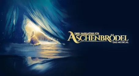 Ein mystischer Raum mit einem erleuchteten Eingang und einer Figur in einem eleganten Kleid. Der Titel "Drei Haselnüsse für Aschenbrödel - Das Musical" ist prominent dargestellt.