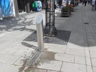 Die Stadt Landau und die Energie Südwest sorgen für Erfrischung und bieten allen Durstigen kostenfreies Trinkwasser an. Auf Knopfdruck sprudelt das Wasser aus dem Brunnen.

