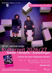 Ein Plakat für die Kulturzeit 2026/27 mit Informationen zu Theater, Konzerten und Ausstellungen. Zwei Männer stehen auf einer Bühne in einem kreativen Bühnenbild.