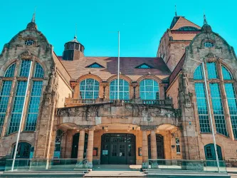 Die Festhalle in Landau zählt zu den bedeutendsten Festspiel- und Theaterbauten des Jugendstils im süddeutschen Raum. Heute steht die Festhalle als multifunktionale Veranstaltungsstätte mit modernster Technik zur Verfügung.
