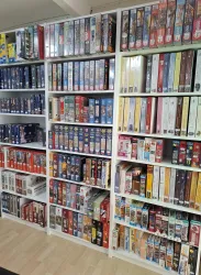 Ein Regal voller Brettspiele in verschiedenen Größen und Farben. Die Spiele sind ordentlich angeordnet und zeigen eine große Auswahl an Themen.