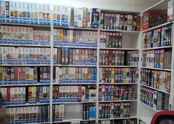 Ein Raum voller Regale mit zahlreichen Spieleschachteln. Die Schachteln sind ordentlich sortiert und zeigen verschiedene Spiele.