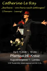 Eine Frau auf der Bühne trägt einen Hut und singt. Im Hintergrund sind Musiknoten und ein Klavier zu sehen, während der Fokus auf der Darbietung liegt.
