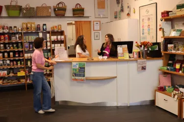 : Landaus Beigeordnete Jennifer Braun (rechts im Bild) hat ihre Schicht im Weltladen bereits absolviert. (Quelle: Stadt Landau)
