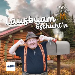 Ein humorvoller Mann mit einem Hut und Latzhosen steht vor einer Holzhütte. Er hält seine Ohren zu und steht neben einem Briefkasten.