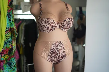 Ein Schaufensterpuppe trägt einen Set aus Spitzenunterwäsche in Leopardenmuster. Die elegante Kombination besteht aus einem BH und einem hohen Höschen.