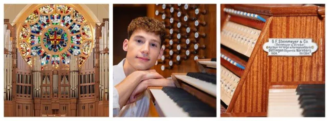 Eine beeindruckende Orgel mit farbenfrohen Glasfenstern. Ein junger Mann sitzt an der Orgel und lächelt.