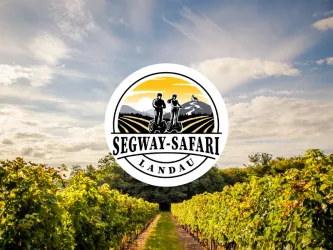Ein malerischer Weinberg unter blauem Himmel mit leicht bewölkten Tageslicht. Das Logo von Segway-Safari Landau ist prominent im Vordergrund zu sehen.