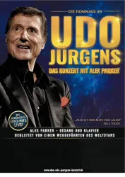 Ein Konzertplakat zu Ehren von Udo Jürgens. Es zeigt Alex Parker, der singt und Klavier spielt, begleitet von Musikern.