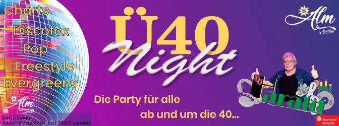 Ein goldenes Schild mit dem Schriftzug "Alm" und einer Edelweiss-Blume. Es zeigt eine elegante und einladende Präsentation.