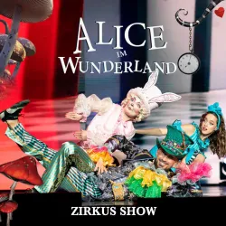 Eine bunte Zirkusshow mit Charakteren aus "Alice im Wunderland". Zwei Darsteller in auffälligen Kostümen posieren vor einer fantasievollen Kulisse.
