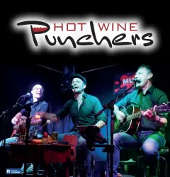 Drei Musiker führen ein Live-Konzert auf einer Bühne durch. Sie spielen Instrumente und singen zusammen in einer entspannten Atmosphäre.