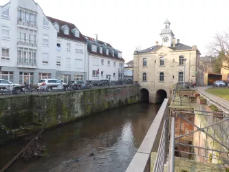 Einlassschleise mit Schleusenhaus (© Büro für Tourismus Landau)