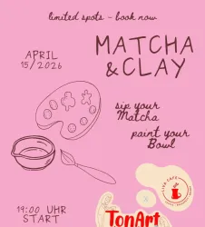 Ein pinkes Plakat für eine Veranstaltung mit dem Titel "Matcha & Clay". Es zeigt eine Farbpalette, eine Schüssel und Informationen zum Datum und zur Uhrzeit.