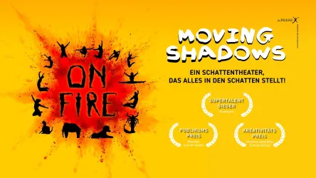 Ein lebhaftes Plakat für ein Schatten-Theater mit dem Titel "Moving Shadows". Es zeigt eine dynamische, farbenfrohe Gestaltung mit Silhouetten und Auszeichnungen.