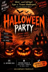 Ein spooky Halloween-Party-Plakat mit gruseligen Kürbissen und einem dunklen Hintergrund. Es werden Musik und Getränke angeboten, und Kostüme sind willkommen.