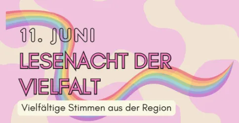 Das Bild zeigt eine bunte Gestaltung mit einem Regenbogen und einem textlichen Hinweis auf die "Lesenacht der Vielfalt" am 11. Juni. Der Hintergrund ist in sanften Rosa- und Beigetönen gehalten und vermittelt ein freundliches, einladendes Gefühl.
