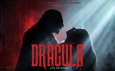 Ein düsteres Theaterplakat für das Stück "Dracula". Im Vordergrund sind zwei Figuren, eine mit einem langen Umhang und die andere schüchtern und angespannt, vor einem roten und schwarzen Hintergrund zu sehen.