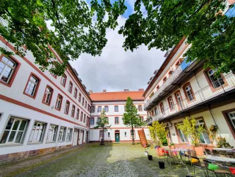Einzige Kaserne, die im Bereich der mittelalterlichen Altstadt errichtet wurde [No. 89]. Geburtshaus von Thomas Nast (1840 – 1902), dem Vater der amerikanischen Karikatur.