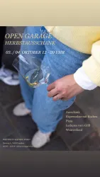 Eine Person hält ein Weinglas in der Hand und trägt einen hellen Pullover und Jeans. Im Hintergrund sind Informationen zu einem Herbsttauschank-Event zu sehen.