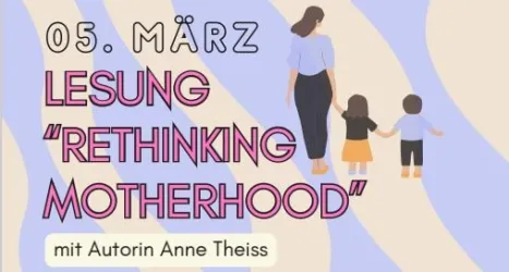 Ein Grafikdesign mit einer Mutter, die zwei Kinder hält. Der Text kündigt eine Lesung von Anne Theiss zum Thema "Rethinking Motherhood" am 5. März an.