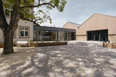 Das Dorfgemeinschaftshaus im Landauer Stadtdorf Mörzheim ist eines von zwei kommunalen Projekten, die in diesem Jahr beim Tag der Architektur mit dabei sind. (Quelle: J. Sinnwell)