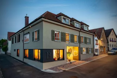 Eingang abends (© Weingut Emil Bauer & Söhne)