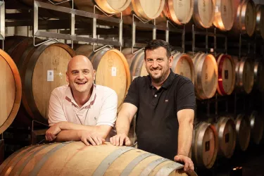 Alexander und Martin Bauer im Keller Barrique (© Weingut Emil Bauer & Söhne)