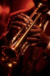 Ein Musiker spielt eine goldene Trompete in einem stimmungsvollen, rötlichen Licht. Die Hände zeigen die Detailtreue und Leidenschaft des Spiels.