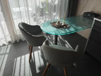 Ein moderner Tisch mit zwei gemütlichen Stühlen steht in einem hellen Raum. Sanftes Licht fällt durch die Vorhänge und schafft eine einladende Atmosphäre.