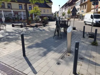 Die Stadt Landau und die Energie Südwest sorgen für Erfrischung und bieten allen Durstigen kostenfreies Trinkwasser an. Auf Knopfdruck sprudelt das Wasser aus dem Brunnen.
