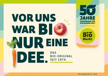 Eine bunte Grafik mit einem Apfel und einer Karotte. Der Text feiert 50 Jahre Bio-Markt und betont die Bedeutung von Bio-Lebensmitteln.