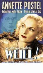 Vier Frauen in eleganten Kleidern sitzen um ein Klavier. Sie lächeln und posieren zusammen für das Foto.