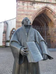 Martin Luther vor der Stifskirche