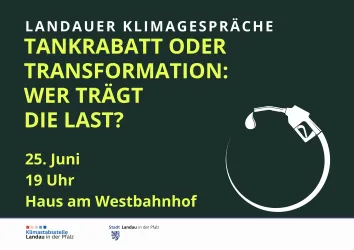Ein Werbebanner für eine Veranstaltung zu Klimagesprächen in Landau. Das Thema ist "Tankrabatt oder Transformation: Wer trägt die Last?" und die Veranstaltung findet am 25. Juni um 19 Uhr im Haus am Westbahnhof statt.