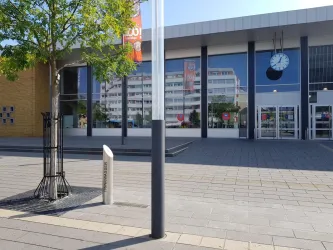 Die Stadt Landau und die Energie Südwest sorgen für Erfrischung und bieten allen Durstigen kostenfreies Trinkwasser an. Auf Knopfdruck sprudelt das Wasser aus dem Brunnen.
