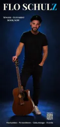 Ein Sänger und Gitarrist steht mit seiner Gitarre vor einem blauen Hintergrund. Der Text betont seine Buchungsmöglichkeiten für verschiedene Veranstaltungen.