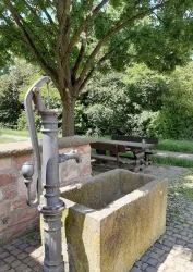 Idyllischer Dorfplatz mit Brunnen (© Büro für Tourismus Landau)