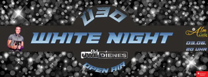 Ein goldenes Schild mit dem Schriftzug "Alm" und einer Edelweiss-Blume. Es zeigt eine elegante und einladende Präsentation.