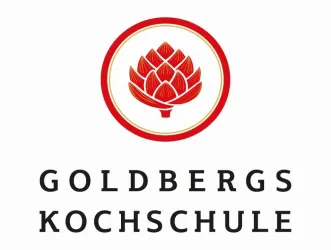 Ein einfaches Logo der Kochschule Goldbergs. Es zeigt eine stilisierte Blume in Rot und einen klaren Schriftzug.
