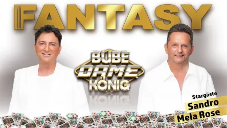 Zwei Sänger in weißen Anzügen lächeln freundlich in die Kamera. Im Hintergrund steht der Schriftzug "FANTASY" und weitere Details zu einer Veranstaltung.
