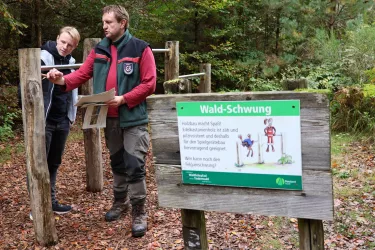 Forstwirt Stefan Günther zeigt BM Lukas Hartmann (© Stadt Landau)