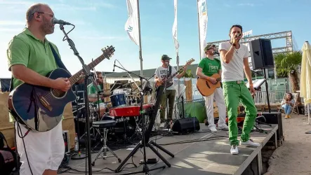 Palatine-six aus Landau – eine Coverband mit eigener Handschrift. Seit 2006 bringen wir frischen Wind auf kleine wie große Bühnen und gestalten gerne auch Ihre Veranstaltung mit handgemachter, abwechslungsreicher Livemusik.