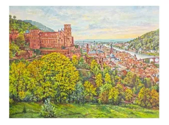 Eine malerische Ansicht von Heidelberg mit der bekannten Schlossruine und bunten Bäumen. Der Fluss Neckar fließt ruhig durch die Stadt.