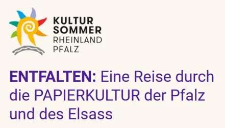 Ein grafisches Design mit dem Titel "KULTUR SOMMER RHEINLAND PFALZ". Es zeigt das Thema "ENTFALTEN: Eine Reise durch die PAPIERKULTUR der Pfalz und des Elsass".