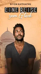 Ein Mann lächelt vor einer berühmten indischen Sehenswürdigkeit. Der Hintergrund zeigt ein grafisches Design, das eine Reise symbolisiert.