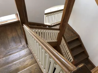 Eichentreppe zur Ferienwohnung in Landau