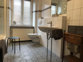 Bad mit Fußbodenheizung, Dusche und Wanne