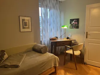 Kleines charmantes, fünfeckiges Zimmer als Rückzugsort